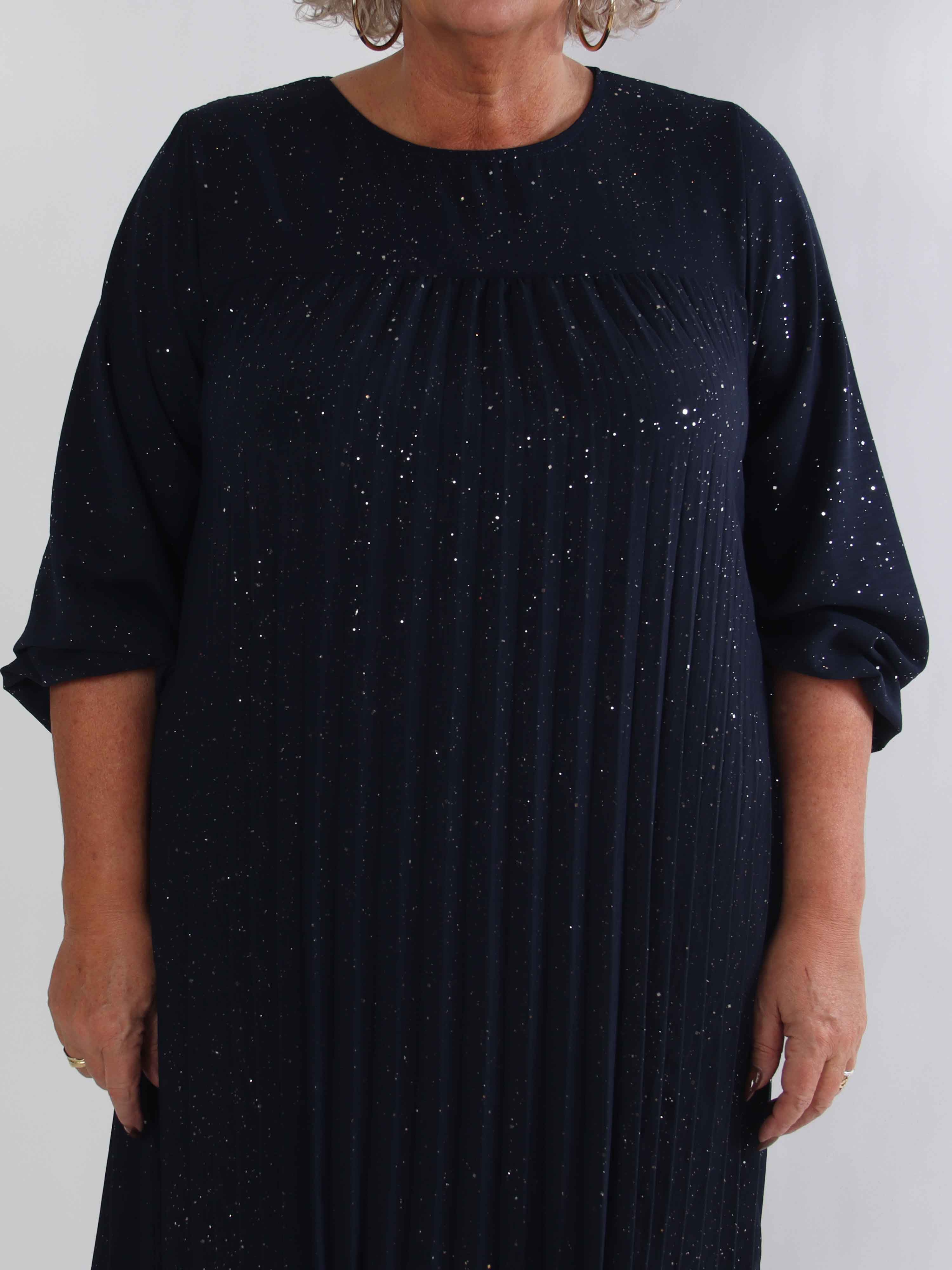 Nancy Glitter Short L/S - Plisseret plus size kjole med lommer og glimmer